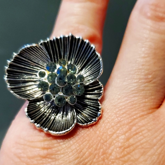 9/$30 ππ€ EUC floral ring with faux diamond stones in centre - Picture 1 of 9